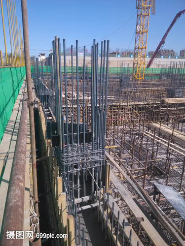 鋼筋現(xiàn)場 建設工程施工中的骨骼與脈絡